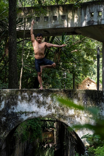 Ejercicio de yoga de hombre de estilo de vida y pose para una vida saludable Hombre joven o personas plantean equilibrio