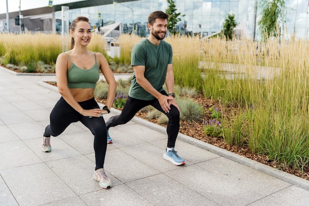 Ejercicios de amigos de fitness para un estilo de vida saludable Deportistas entrenando juntos Una aplicación de mujer