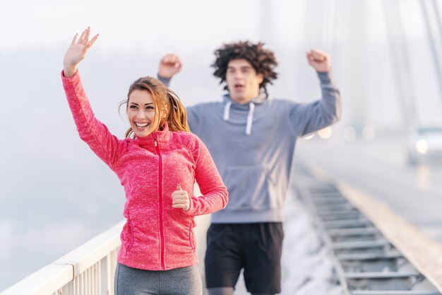 Ejercicios de fitness pareja mañana de invierno. Concepto de fitness de invierno