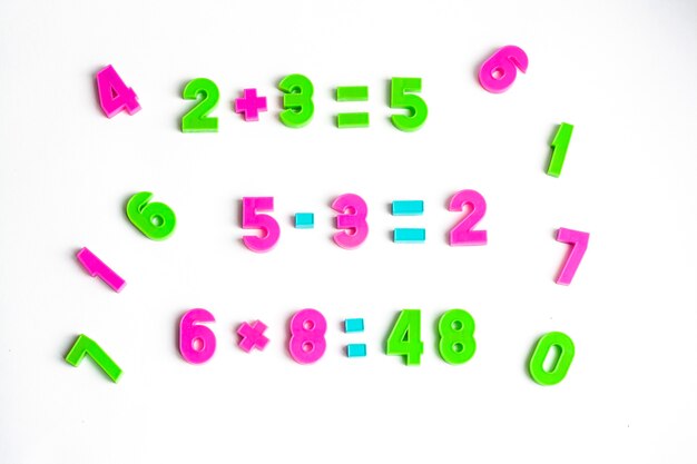 Foto ejercicios de matemáticas y números aislados.