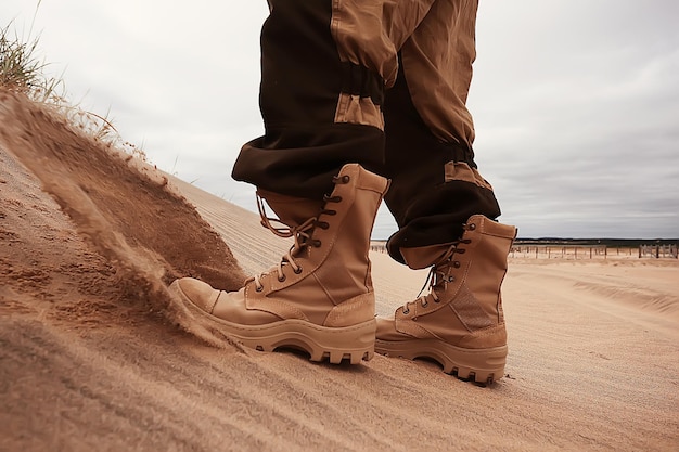 ejercicios militares en el desierto / piernas con botas militares, soldados del desierto