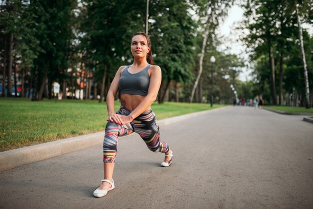 Ejercicios de mujer atlética, entrenamiento físico en el parque