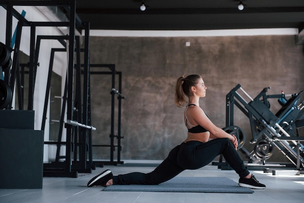 Foto ejercicios para las nalgas foto de una hermosa mujer rubia en el gimnasio en su fin de semana