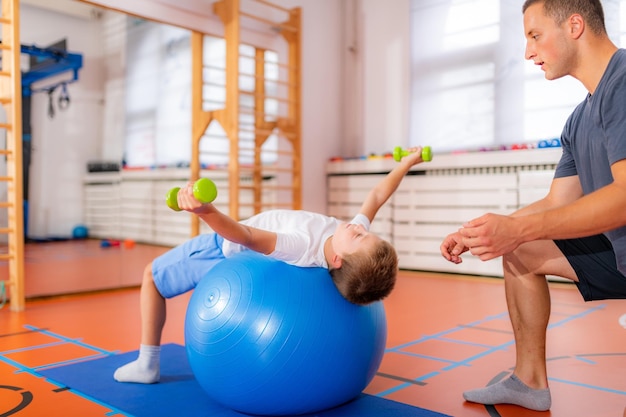 Ejercicios pectorales o pectorales para niños con pelota de fitness