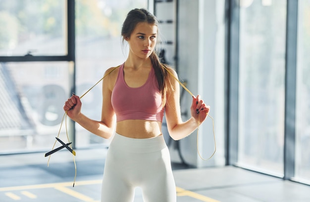 Ejercicios para la resistencia Hermosa mujer joven con cuerpo delgado está en el gimnasio