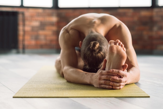 Ejercicios de yoga de entrenamiento de estiramiento y flexibilidad para un estilo de vida deportivo saludable y en forma y un estilo de vida atlético