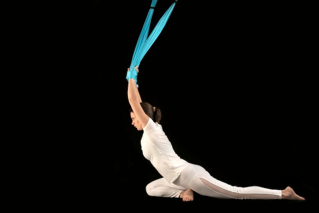 Ejercicios de yoga de vuelo aéreo práctica en hamaca azul Yoga antigravedad aero Gimnasia aérea