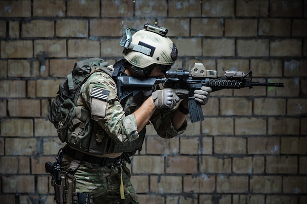 Foto ejército de ee.uu. ranger apuntando rifle