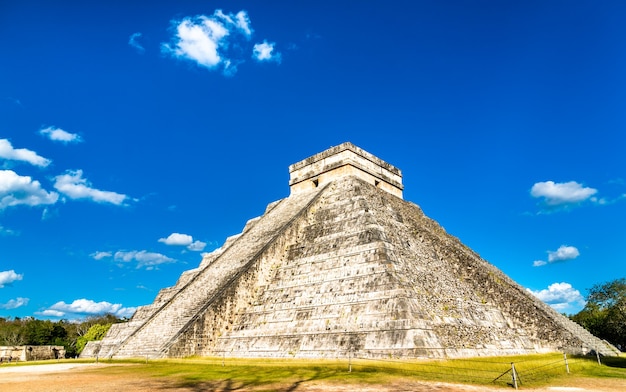 El Castillo ou Kukulkan, uma pirâmide mesoamericana em degraus em Chichen Itza. no México