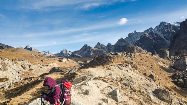 él está haciendo trekking en la región del Everest