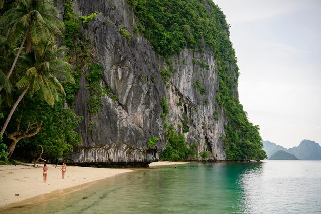 El Nido auf der Insel Pinagbuyutan, Karstlandschaft, Klippen. Palawan, Abenteuerreisen