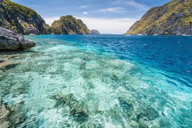 El Nido Palawan Filipinas Estreito de Tapiutan na excursão pela ilha C Localizado na ilha de Matinloc Arquipélago de Bacuit