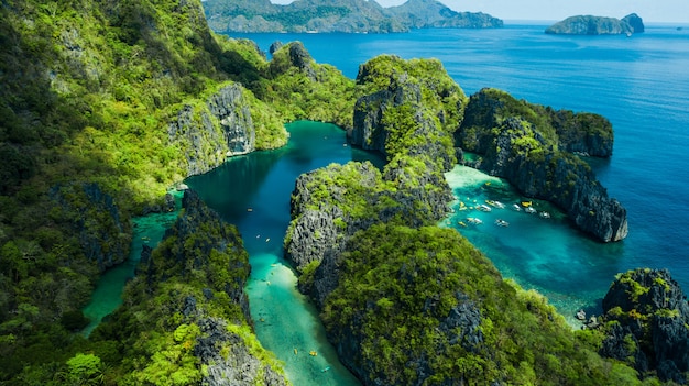 El Nido, Palawan, Philippinen. Luftaufnahme der großen Lagune, der kleinen Lagune und der Kalksteinklippen