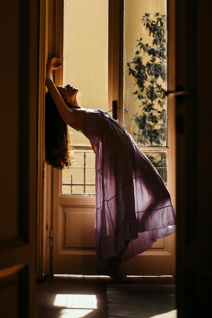 Ela dança feliz jovem em pé perto da varanda sozinha feminina confiante e bonita paixão de uma garota