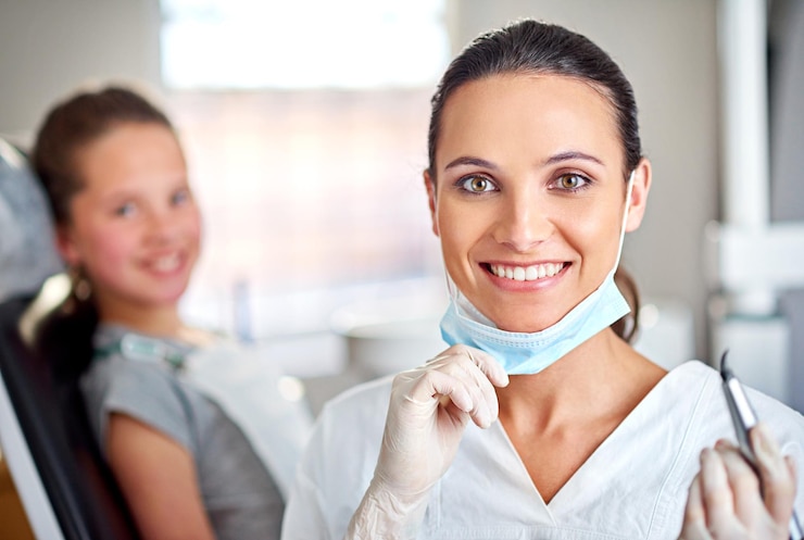 Foto ela é ótima no que faz retrato de uma dentista feminina com seu paciente infantil ao fundo