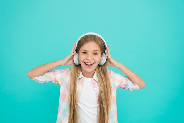 Ela é realmente uma grande fã de música Criança feliz gosta de música tocando em fones de ouvido Criança menina ouvindo música Amante de música adorável A música a faz feliz