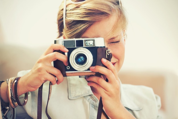 Ela escolheu permanecer focada Foto aproximada de uma bela jovem tirando uma fotografia