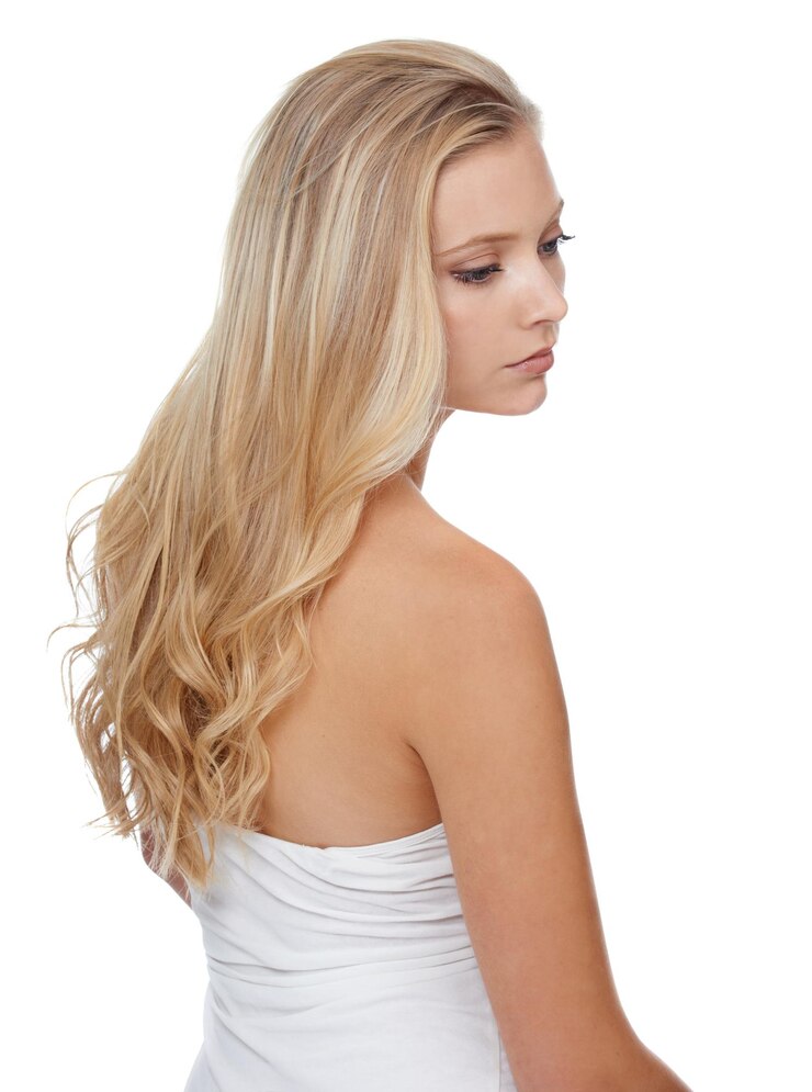 Foto ela está calma sobre seu regime de beleza uma linda jovem mostrando seu cabelo