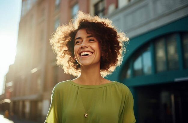 Foto ela está feliz e sorrindo enquanto joga um videoclipe enquanto joga um jogo