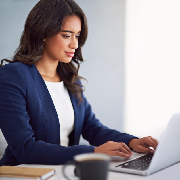 Ela está sempre trabalhando duro Foto recortada de uma jovem empresária trabalhando em seu laptop