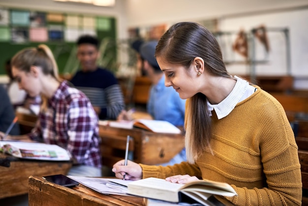 Ela estudou para isso está pronta para o teste Foto recortada de estudantes universitários sentados na sala de aula