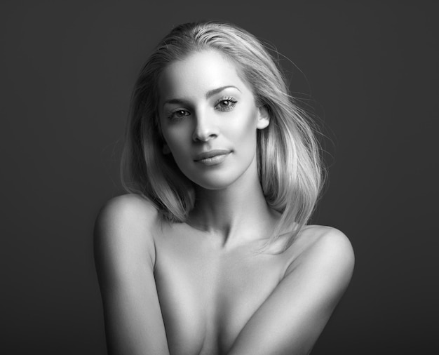 Ela não é tímida Retrato preto e branco de uma jovem atraente posando de topless no estúdio
