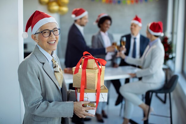 Ela tem presente de natal para cada um de seus colegas