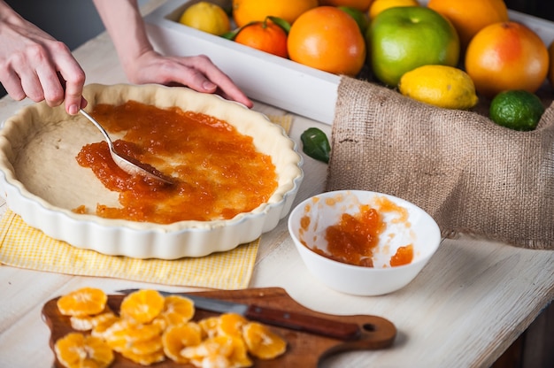 Elaboración de bizcocho con mermelada de cítricos y rodajas de mandarina