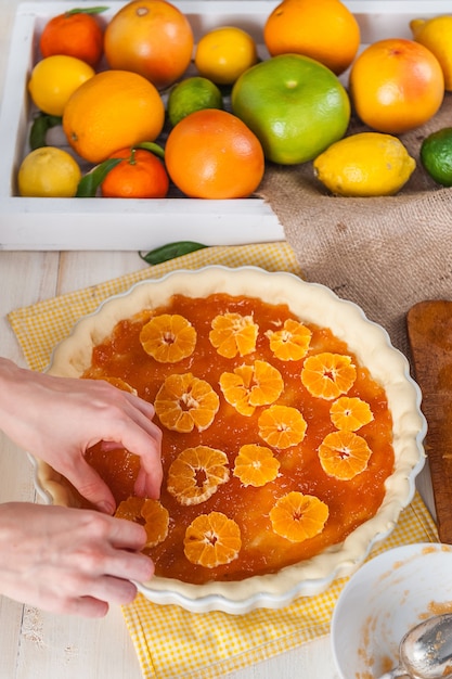 Elaboración de bizcocho con mermelada de cítricos y rodajas de mandarina