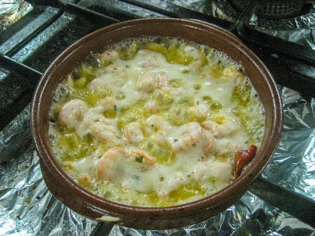 Elaboración de camarones al pil pil un plato tradicional español también conocido como camarones al pilpil