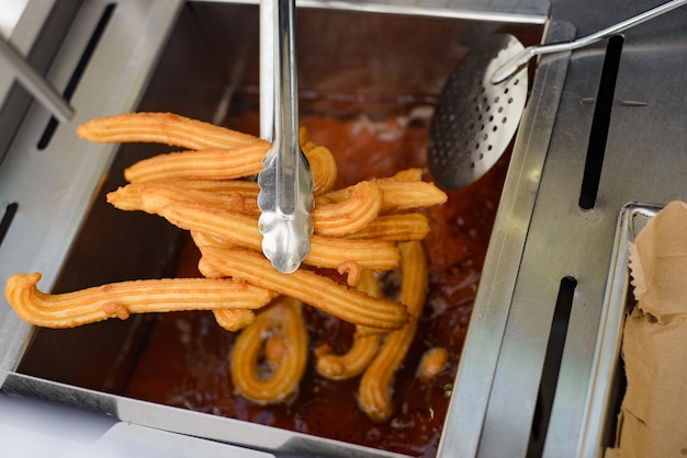 Elaboración de churros en un puesto callejero