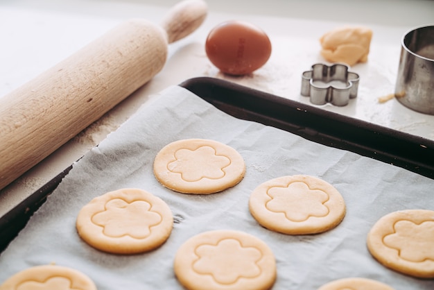 Foto elaboración de galletas redondas de masa quebrada