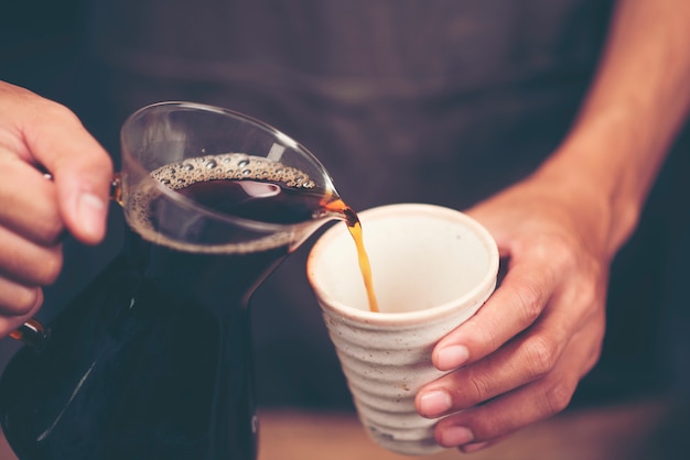 La elaboración de goteo, el café filtrado o el vertido es un método que implica verter agua