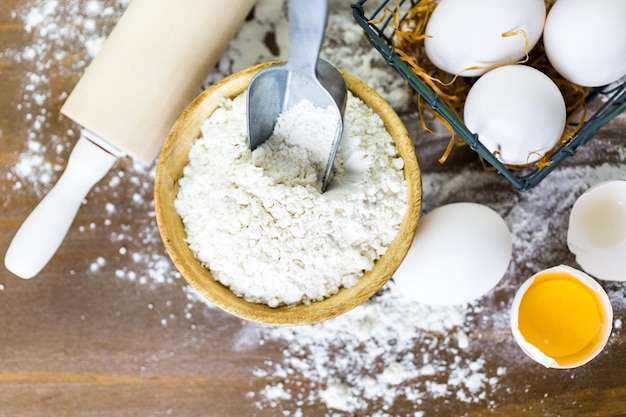 Elaboración de pasta casera con productos frescos de la granja.