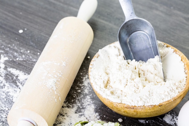 Foto elaboración de pasta casera con productos frescos de la granja.