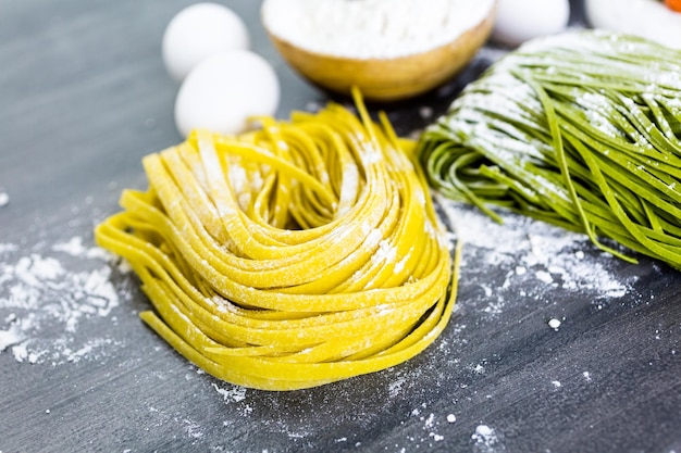 Elaboración de pasta linguini casera con productos frescos de la granja.