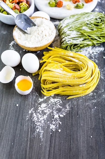 Elaboración de pasta linguini casera con productos frescos de la granja.