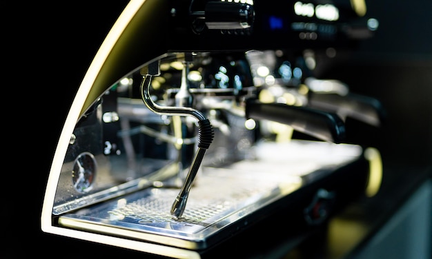 Foto elaboración profesional de café en cafetería. máquina de capuchino en cafetería.