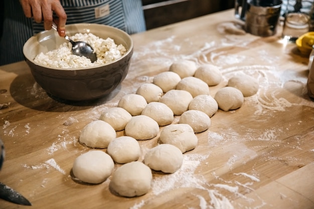 Elaboración de tartas tradicionales con requesón