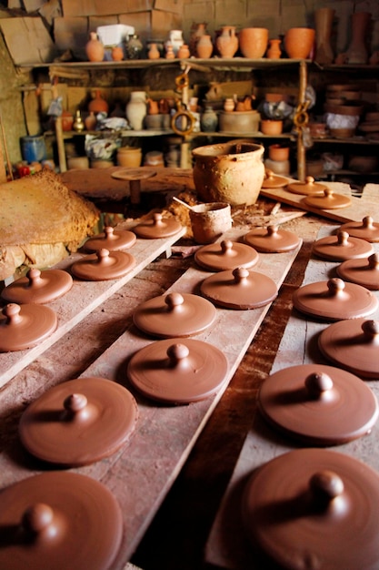 Elaboración tradicional de vasijas de barro Artículos hechos a mano Taller de cerámica