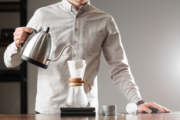 Elaboración Vierta sobre estilo de preparación de café goteando con burbujas. Métodos alternativos de preparación de café. Hermosa vista de cerca o preparar café por la mañana. Industria del café. Concepto de cafetería