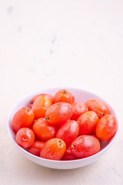 Elaeagnus berry em tigela branca na mesa