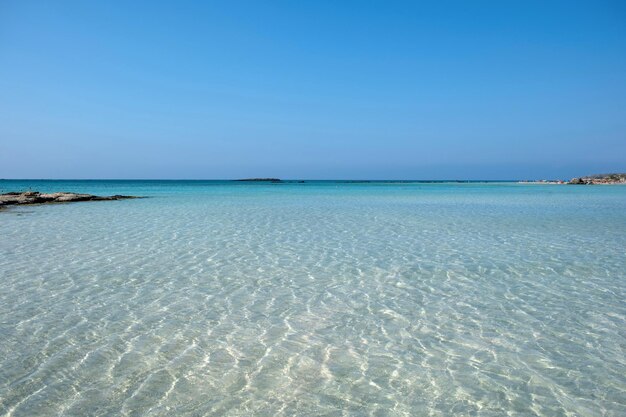 Elafonisi-Strand auf Kreta, Griechenland, rosafarbener Sand, flaches, ruhiges Wasser, Sommerziel