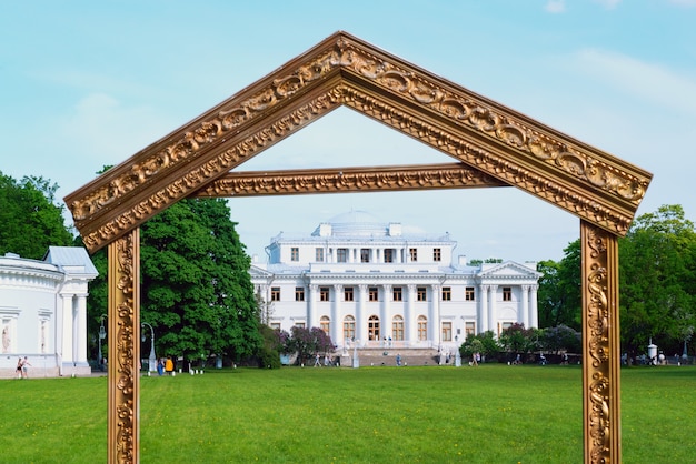 Elagin-Palast in einem Bilderrahmen auf Elagin-Insel, St. Petersburg.