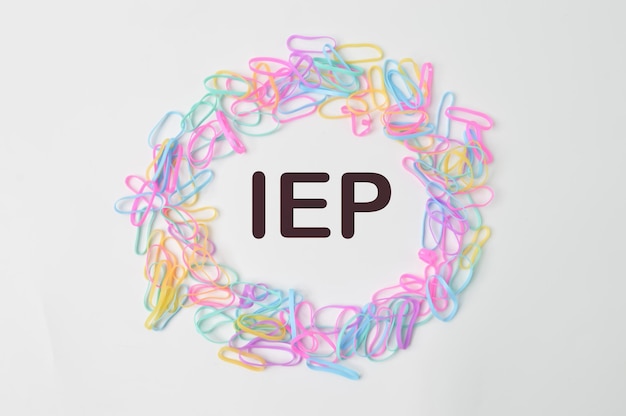 Elásticos coloridos com texto IEP significa Programa de Educação Individualizada