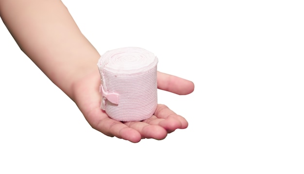Elastische Rollgaze-Bandage in der Hand halten mit Klebstoff für Erste-Hilfe-Kompressenpflege bei Unfällen isoliert auf weiß