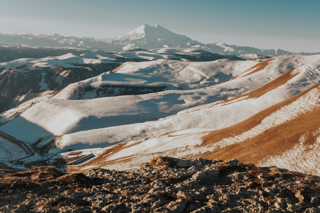 Elbrus das montanhas do Cáucaso. A estrada para o vulcão nevado.