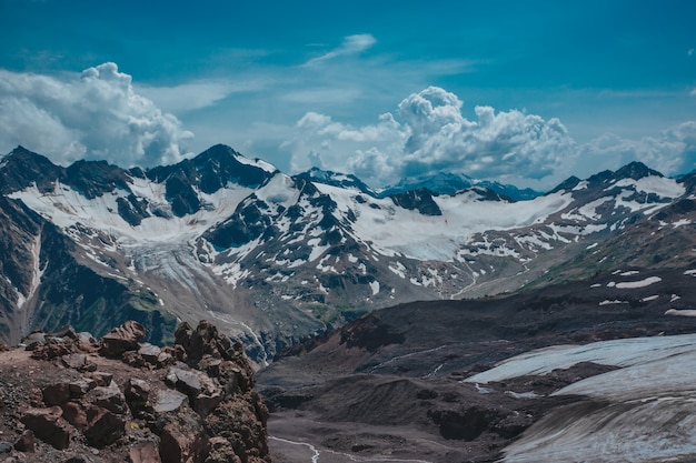 Elbrus, montañas en verano. Grandes montañas del Cáucaso desde el monte Elbrus