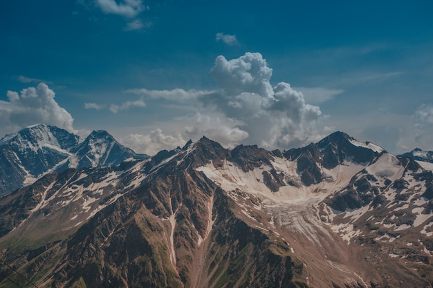 Elbrus, montañas en verano. Grandes montañas del Cáucaso desde el monte Elbrus