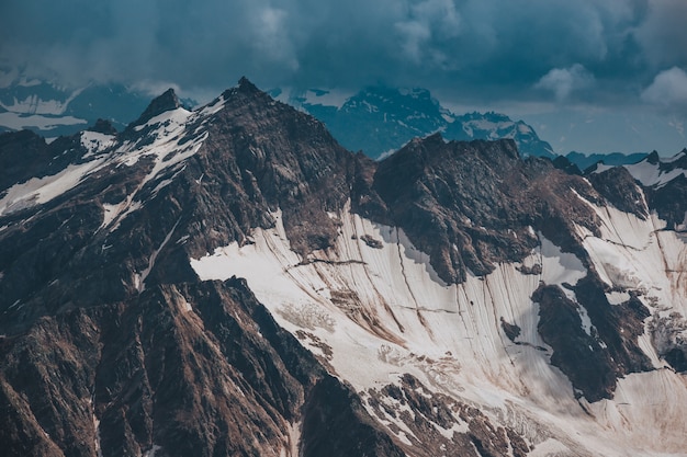 Elbrus, montañas en verano. Grandes montañas del Cáucaso desde el monte Elbrus